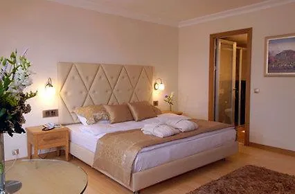 Mega & Nisantasi Hotel 4*